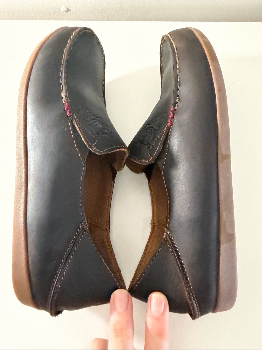 OluKai Nohea Nubuck dark brown leather loafer with floral etching women’s 9.5 - Picture 9 of 13